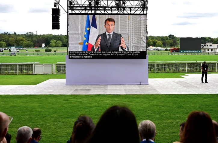 L'allocuation du président Emmanuel Macron retransmise sur un écran géant, lors la Rencontre des entrepreneurs de France (REF), à l'hippodrome de Longchamp, le 28 août 2023