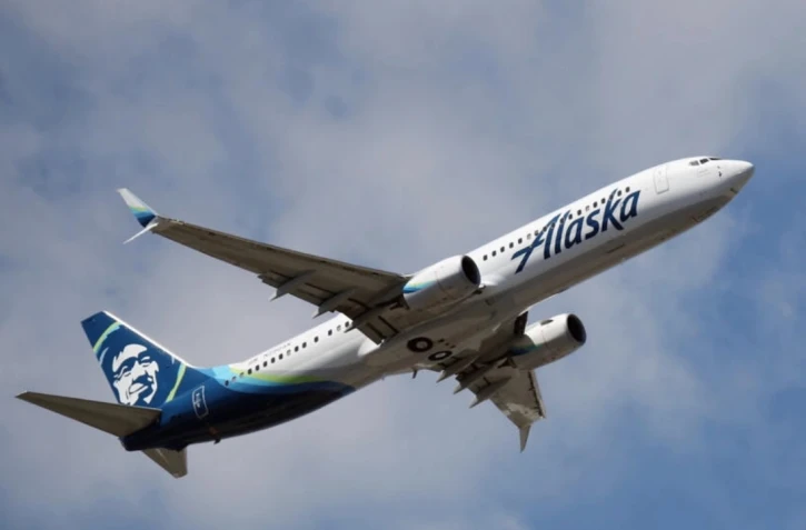 Un Boeing 737-990 de la compagnie Alaska Airlines décolle de New York, le 24 août 2019
