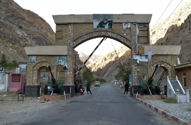 Des combattants talibans postés à l'entrée de la province du Panchir dont ils ont pris le contrôle, le 15 septembre 2021