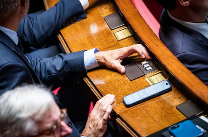 Des sénateurs au Sénat à Paris, le 7 juillet 2026. (XOSE BOUZAS / HANS LUCAS / AFP)