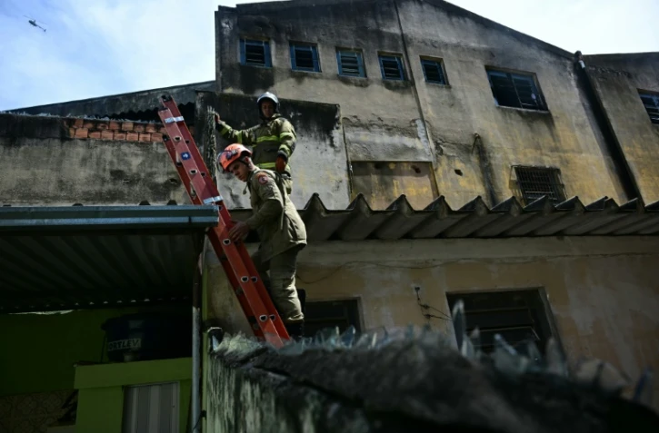 Des pompiers sur les lieux d'un incendie qui s'est déclaré dans une fabrique de costumes de carnaval à Rio de Janeiro, le 12 février 2025 au Brésil
