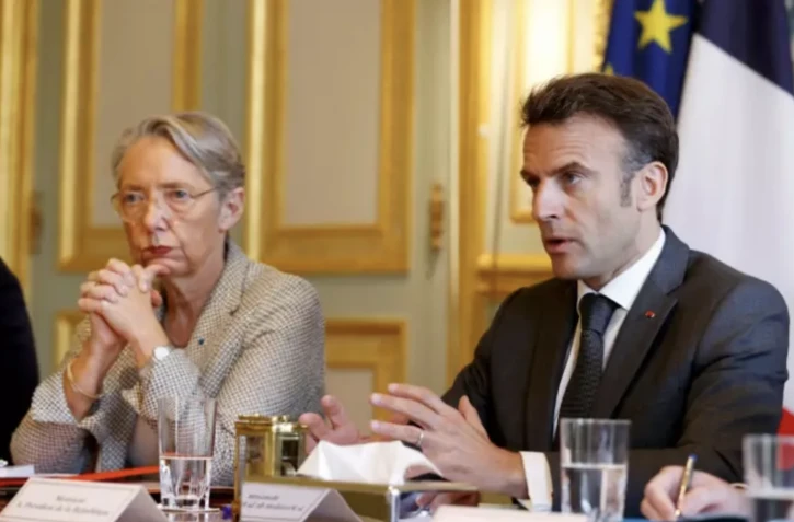 Emmanuel Macron et Elisabeth Borne lors d'une réunion avec le Medef et la Confédération des petites et moyennes entreprises (CPME), à l'Elysée le 18 avril 2023 ( POOL / STEPHANIE LECOCQ )