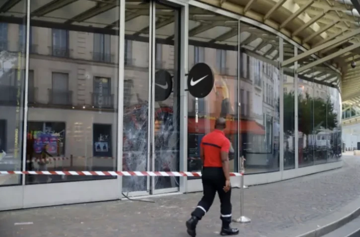 La vitrine d'un magasin Nike endommagée au Forum des Halles, le 30 juin 2023 à Paris ( AFP / - )