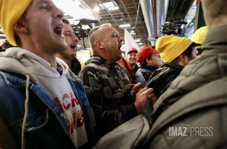 Heurts et sifflets au Salon de l'agriculture, les manifestants cherchent Macron [?]