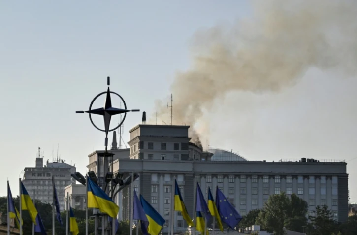De la fumée s'élève au dessus du siège du gouvernement ukrainien à Kiev après des frappes russes le 7 septembre 2025.