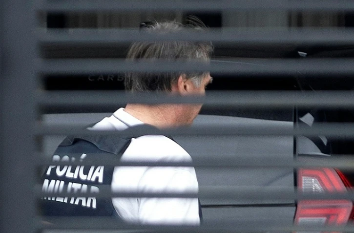 Photo diffusée par Metropoles montrant l'ancien président brésilien Jair Bolsonaro arrivant à son domicile vêtu d'un gilet pare-balles après sa sortie de l'hôpital DF Star, le 27 mars 2026 à Brasilia