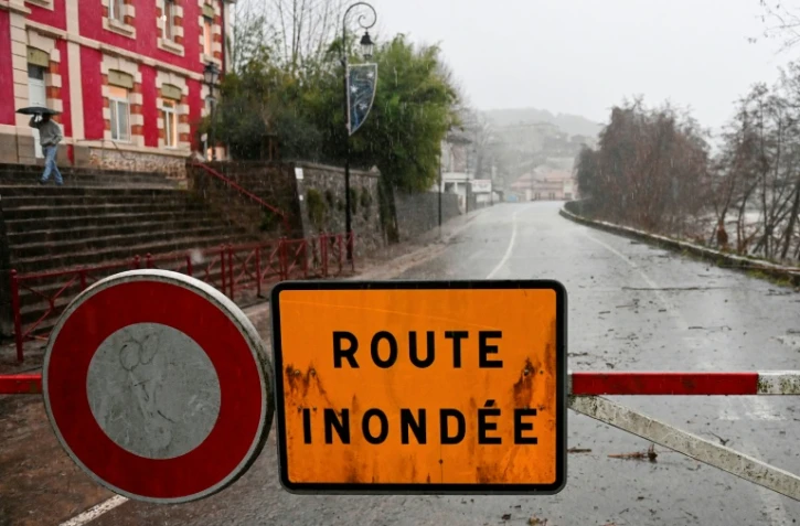 Un panneau "route inondée" à Laroque, le 22 décembre 2025 dans l'Hérault