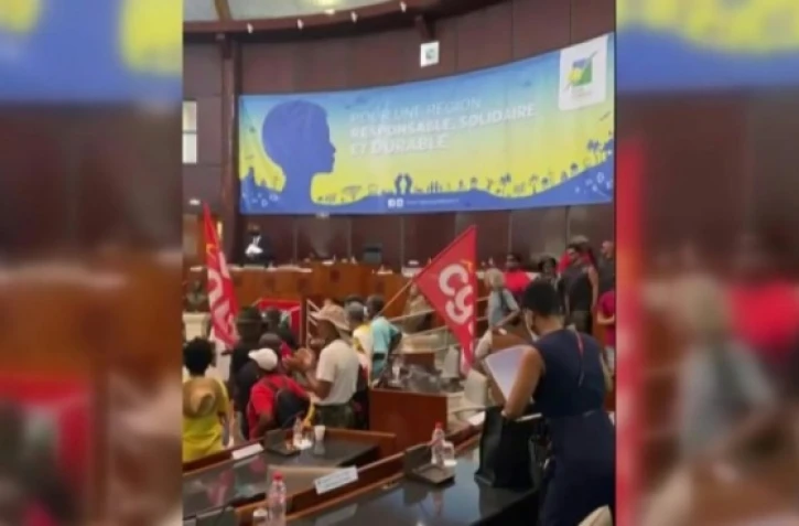 Guadeloupe: des manifestants antipass sanitaire s'installent pour la nuit au Conseil régional [
