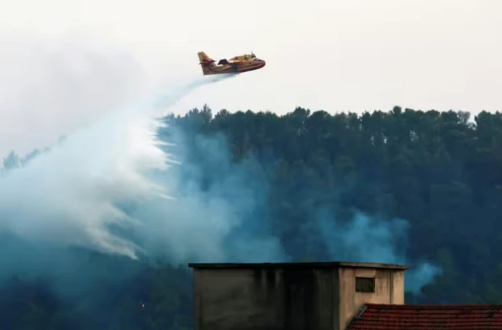 Un Canadair de la Sécurité civile largue de l'eau lors d'un incendie dans le Var, le 26 juillet 2026 à Barjols ( AFP / Thibaud MORITZ )