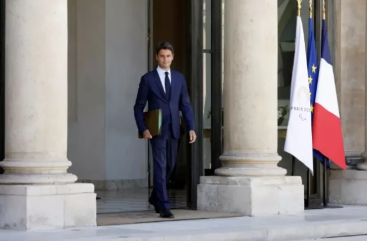 Le chef du gouvernement Gabriel Attal Ă la sortie du Conseil des ministres, le 16 juillet 2024 Ă Paris ( AFP / Ludovic MARIN )