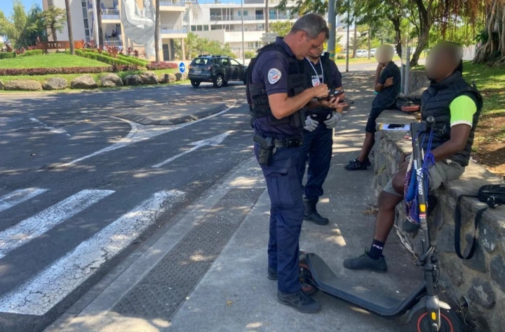 Le Port : une semaine après le décès d'un piéton, la police contrôle les propriétaires de vélos et de trottinettes électriques