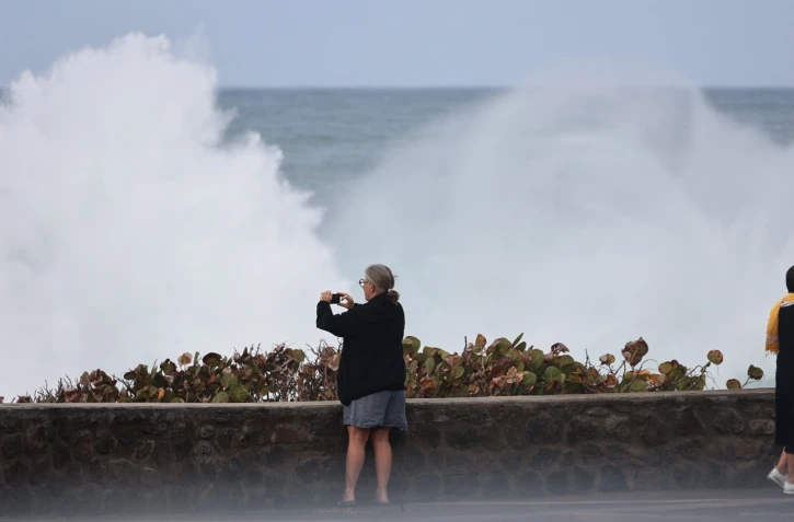 Maintien de la vigilance jaune vagues - submersion entre le Port et Saint-Philippe