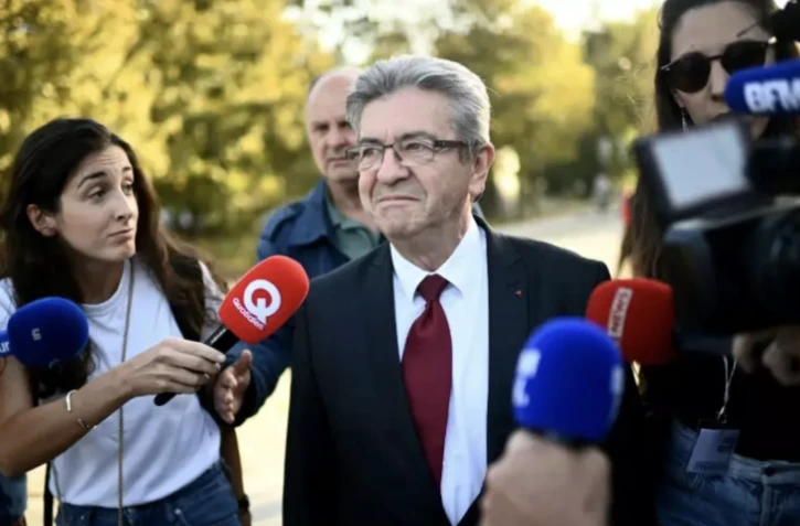 Le fondateur de la France insoumise Jean-Luc Mélenchon arrive à une conférence, le 11 octobre 2023 à Bordeaux (Gironde) ( AFP / Christophe ARCHAMBAULT )