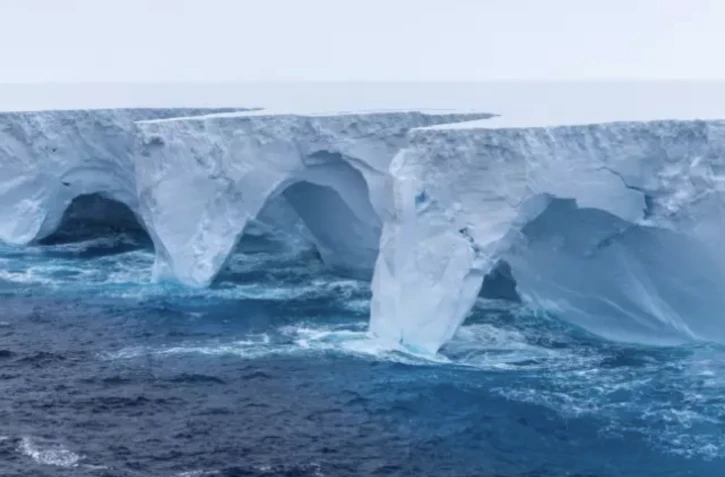 L'iceberg A23a, le plus vaste au monde, dérive en Antarctique, le 14 janvier 2024 ( EYOS Expeditions / Richard Sidey )