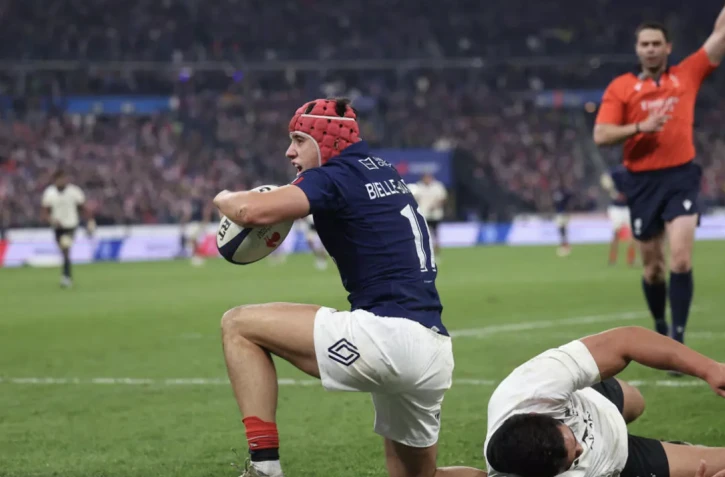  L'ailier français Louis Bielle-Barrey célèbre son inscrit face aux ALl Blacks, le 16 novembre. © Franck Fife, AFP 