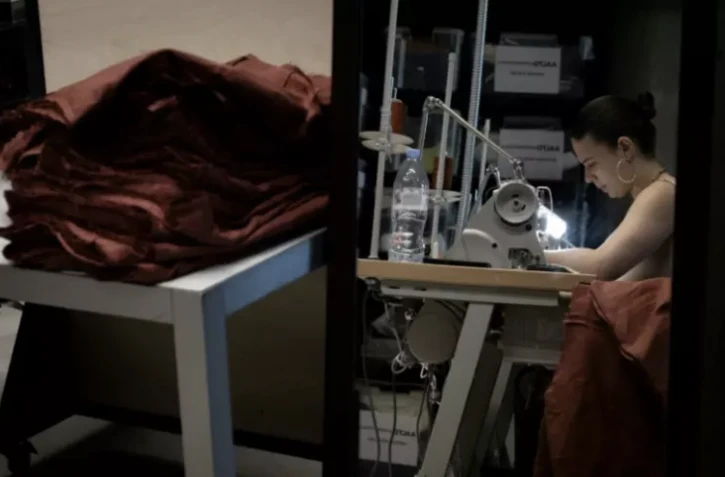 Une femme au travail à la manufacture Berlier, qui se rêve en temple de la mode circulaire, à Paris le 24 mai 2023 ( AFP / ALAIN JOCARD )