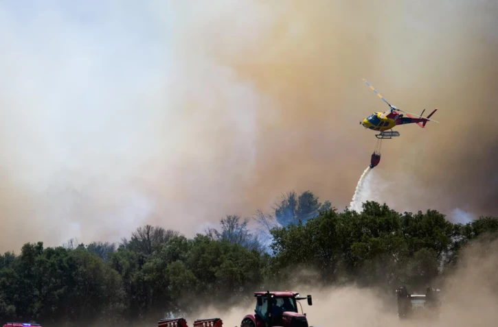 Un hélicoptère combattant un feu de forêt en Espagne, le week-end dernier. Photo : Getty Images / AFP