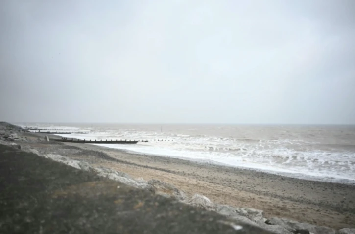 Une plage à Withernsea, en mer du Nord où un cargo et un pétrolier sont entrés en collision, le 10 mars 2025 en Angleterre ( AFP / Paul ELLIS )