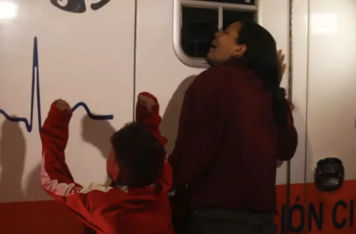 Une migrante vénézuélienne pleure devant une ambulance dans laquelle se trouve son mari, après l'incendie d'un centre de détention à Ciudad Juarez, au Mexique, le 28 mars 2023 ( AFP / HERIKA MARTINEZ )