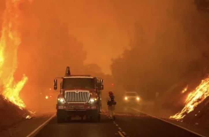 Feux de forêt au Canada: l'état d'urgence déclaré dans d'Alberta, 122.000 hectares brûlés