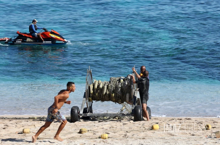  pose des filets plage de  Boucan-Canot 