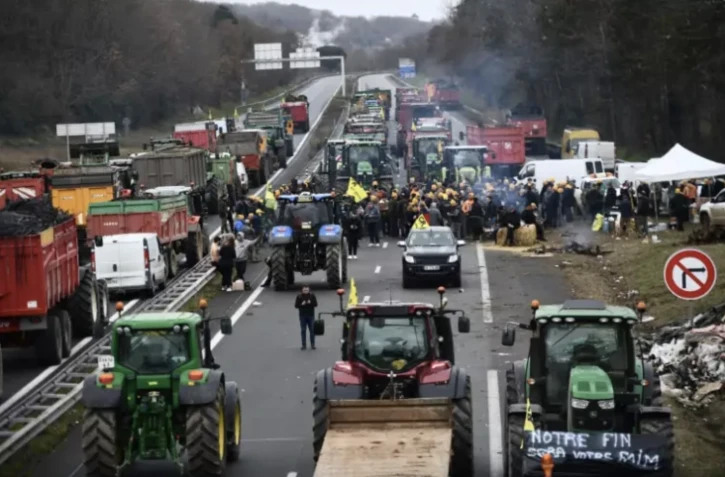 Manifestation d'agriculteurs sur l'A62, près d'Agen, dans le Lot-et-Garonne, le 23 janvier 2024 ( AFP / Christophe ARCHAMBAULT )