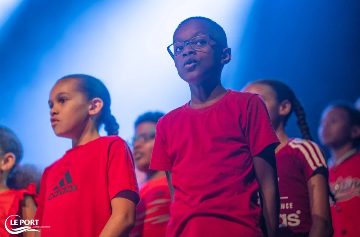  Le Port : 600 élèves en concert au Kabardock avec le projet chorale "Drôles d’oiseaux" 