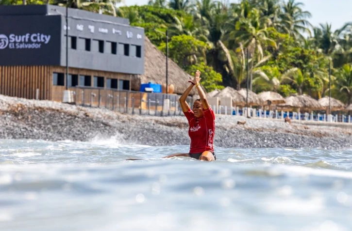 Alice Lemoigne sacrée championne du monde de longboard au Salvador