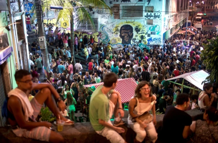 Un concert de samba dans le quartier Quilombo Pedra do Sal à Rio sur fond d'un portrait de Zumbi Dos Palmares, l'un des leaders de la lutte contre l'esclavage au Brésil, le 19 décembre 2017