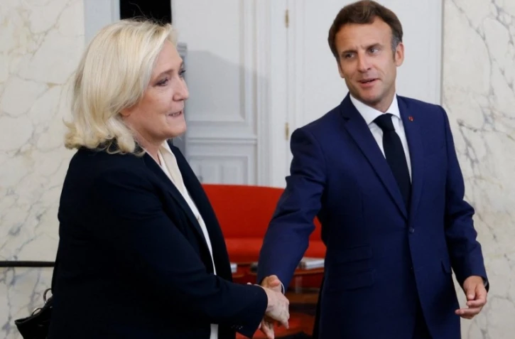 Emmanuel Macron discute avec Marine Le Pen pour un gouvernement d'union nationale
