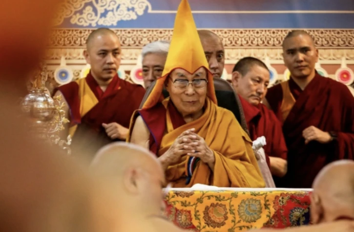 Le Dalai Lama assiste à une cérémonie de prière au principal temple tibétain de McLeod Ganj, près de Dharamsala, dans le nord de l'Inde, le 30 juin 2025 ( AFP / Sanjay BAID )