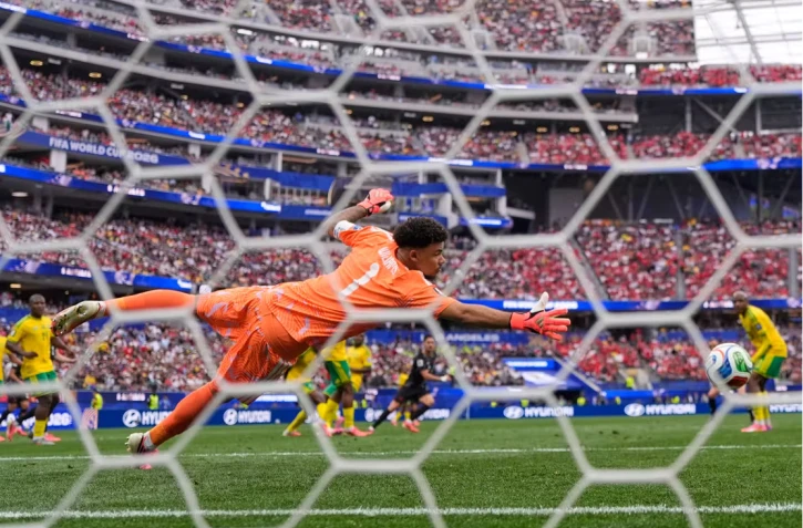 Le gardien sud-africain, Ronwen Williams, est battu sur la frappe du joueur canadien Stephen Eustaquio (maillot noir, au centre), lors des seizièmes de finale de la Coupe du monde, à Los Angeles (Californie), le 28 juin 2026. MARK J. TERRILL/AFP 