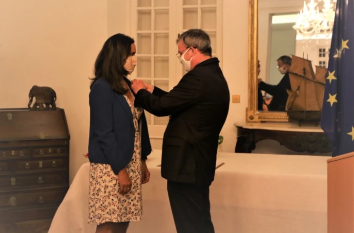 Réserve marine : la directrice Karine Pothin décorée de l'ordre du mérite maritime 