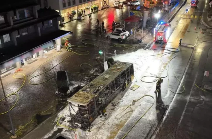   Photo diffusée le 10 mars 2026 par le canton de Fribourg montrant un bus incendié, où six personnes sont mortes, à Chiètres (Kerzers en allemand), en Suisse Etat de Fribourg - Staat Freiburg/AFP Handout