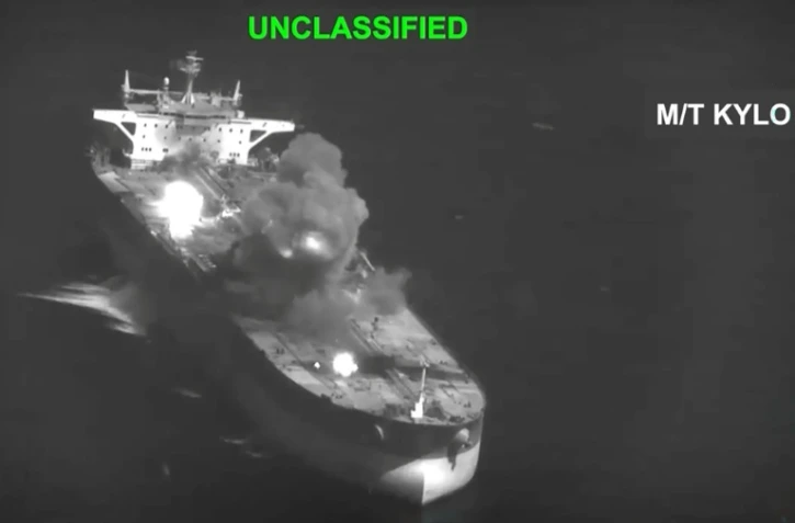 Capture d'une vidéo fournie par le Centcom 2026 le 5 septembre 2026 montrant ce qui est présenté comme des frappes sur des bateaux liés à l'Iran.