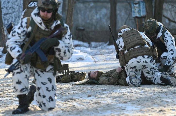 Des soldats participent à des exercices militaires à Pripiat, dans la zone d'exclusion de Tchernobyl, le 4 février 2022 en Ukraine 