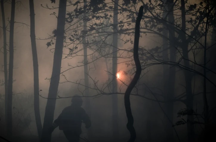 Des pompiers luttent contre un feu de forêt près de Le Tuzan, le 27 juillet 2020 en Gironde