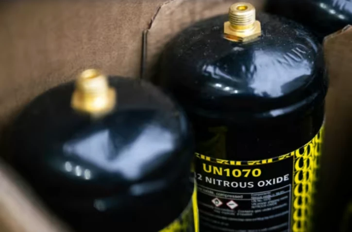 Des bouteilles de protoxyde d'azote, Ă Paris, le 15 janvier 2026 ( AFP / Julie SEBADELHA )