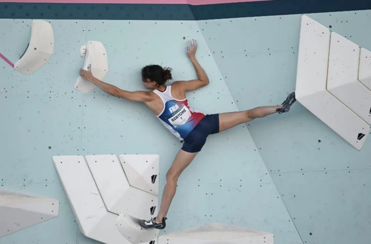 La grimpeuse française Oriane Bertone, lors des demi-finales de l’épreuve du bloc en escalade, le 6 août 2024, aux Jeux olympiques de Paris. 