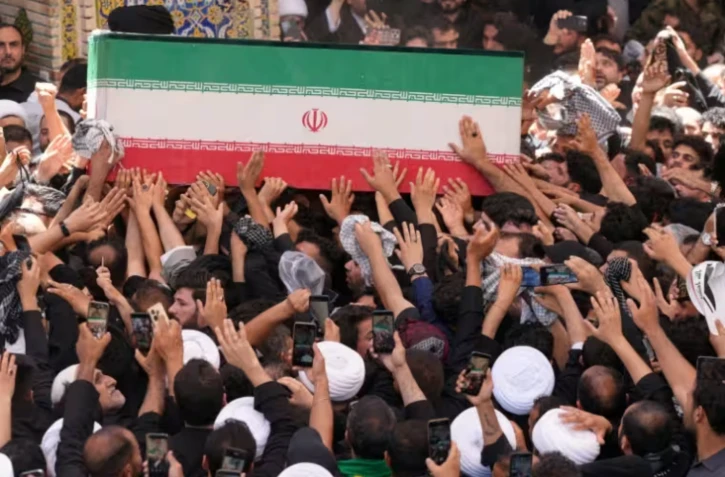 Des fidèles portent le cercueil de l'ex-guide suprême Ali Khamenei, lors d'une procession dans la ville sainte chiite de Najaf en Irak, le 8 juillet 2026 ( AFP / Qassem al-KAABI )