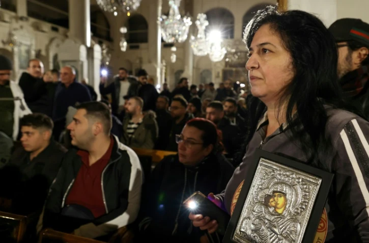 Des fidèles chrétiens rassemblés dans une église à Damas, le 24 décembre 2024 en Syrie