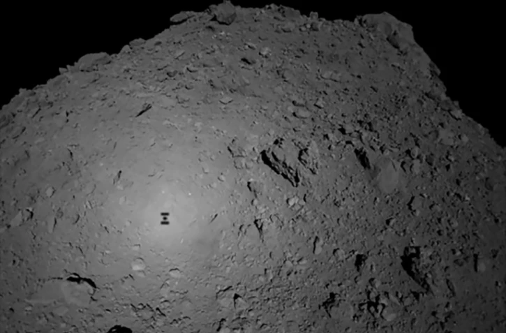 Photo envoyée par la sonde japonaise Hayabusa2 et transmise par l'agence japonaise d'exploration spatiale  le 3 octore 2018 montre l'ombre de Hayabusa2 sur l'astéroïde Ryugu