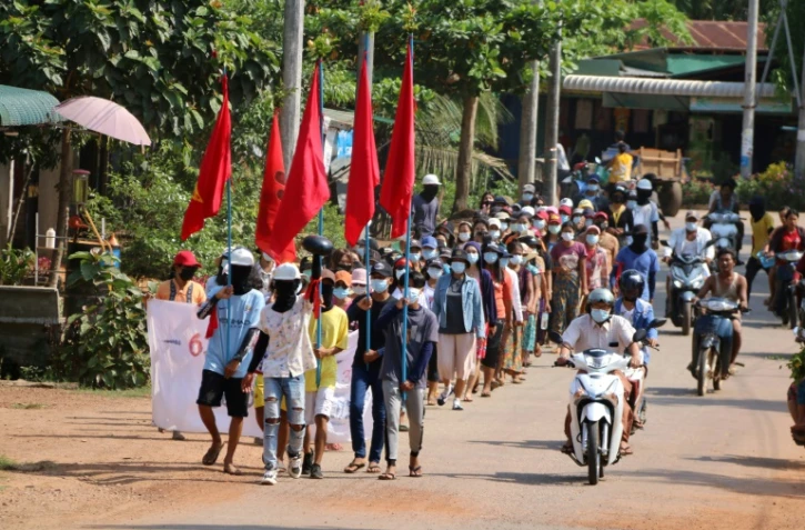 Photo fournie par Dawei Watch de manifestants défilant le 10 avril 2021 à Launglone dans le district du Dawei pour dénoncer le coup d'état militaire