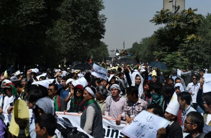 Des manifestants de la communauté hazara défilent contre un projet de ligne à haute-tension qui délaisse leur territoire à Kaboul en Afghanistan, le 23 juillet 2016