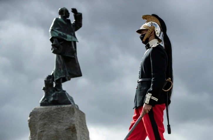 Un homme en uniforme de dragon passe devant une statue du maréchal Gallieni lors d'une cérémonie à l'occasion du 106è anniversaire de la bataille de la Marne, le 5 septembre 2020 à Meaux (France)  