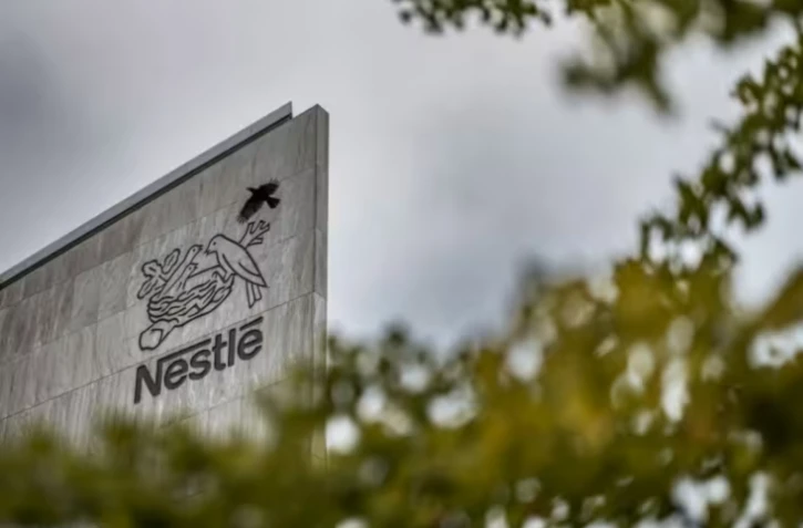 Le logo du géant suisse de l'agroalimentaire Nestlé sur la façade de son siège à Vevey en Suisse le 14 octobre 2025 ( AFP / Fabrice COFFRINI )