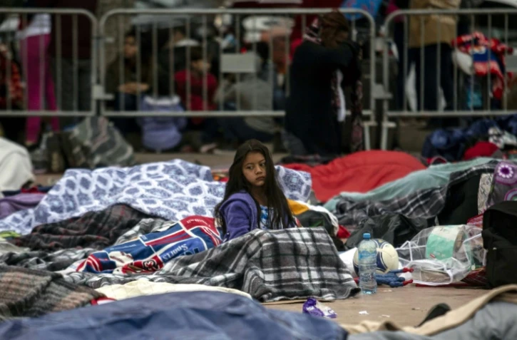 Quelque 150 Centre-américains attendent le 30 avril 2018 dans un campement improvisé à Tijuana, au Mexique