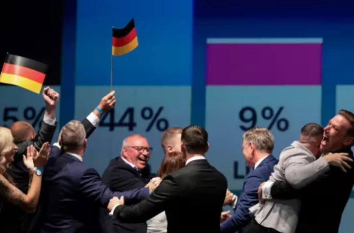 Des membres et des sympathisants du parti d'extrême droite allemand AfD après l'annonce des premiers résultats à Magdebourg, dans l’est de l'Allemagne, le 6 septembre 2026 ( AFP / Ronny HARTMANN )