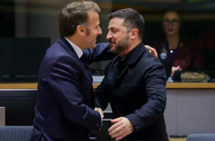 Le président ukrainien Volodymyr Zelensky (d) est accueilli par le président français Emmanuel Macron lors d'une réunion du Conseil européen qui rassemble les 27 dirigeants de l'UE, à Bruxelles, le 23 octobre 2025 ( POOL / Yves Herman )