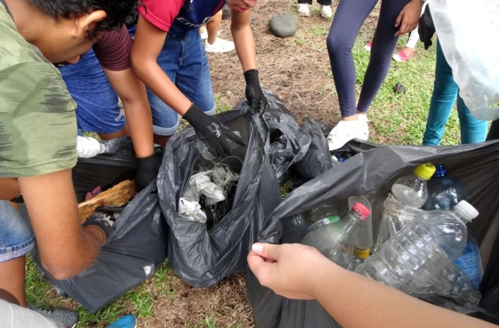 Ramassage des déchets association Scabe Piton Sainte-Rose
